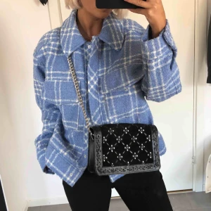  - Väska i äkta skinn och mocka. Från Zara  Mycket frågor om jackan. Ej till salu, inköpt på monki. 