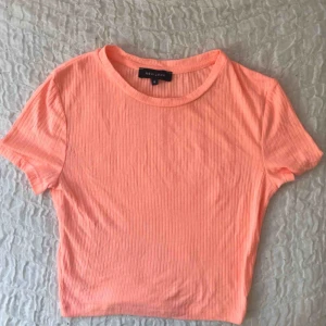  - typ pastell/neonorange/rosa jättesöt topp från England, aldrig använd!!! storlek 6 vilket motsvarar typ xs!!:)