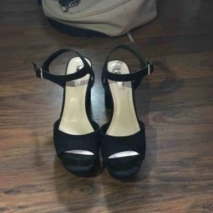  - Snygga klackar endast använda en kväll 