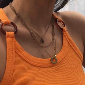  - Orange kort linne med coola detaljerade ringar och krossad rygg! Extremt snygg passform. Markerad som M, men sitter lika bra på mig som vanligtvis är XS! 