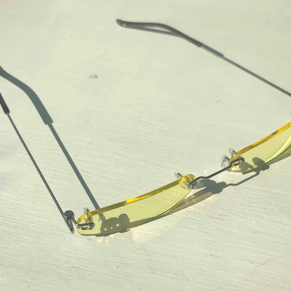 Smala gula solglasögon med UV 400 💛 Skriv gärna vid övriga frågor 💖. Accessoarer.