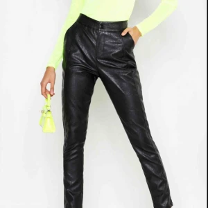  - Jättefina skinnbyxor (fake) från Boohoo.com! Säljer pga att de inte passar. Storleken är M men skulle säga att det passar någon med storlek S eller XS. Köparen står för frakten 💕💕