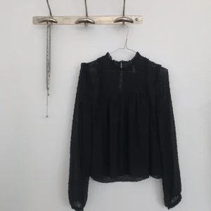  - Superfin blus från zara!! Hög nacke med många spetsdetaljer. Fint skick förutom en knapp som ej syns