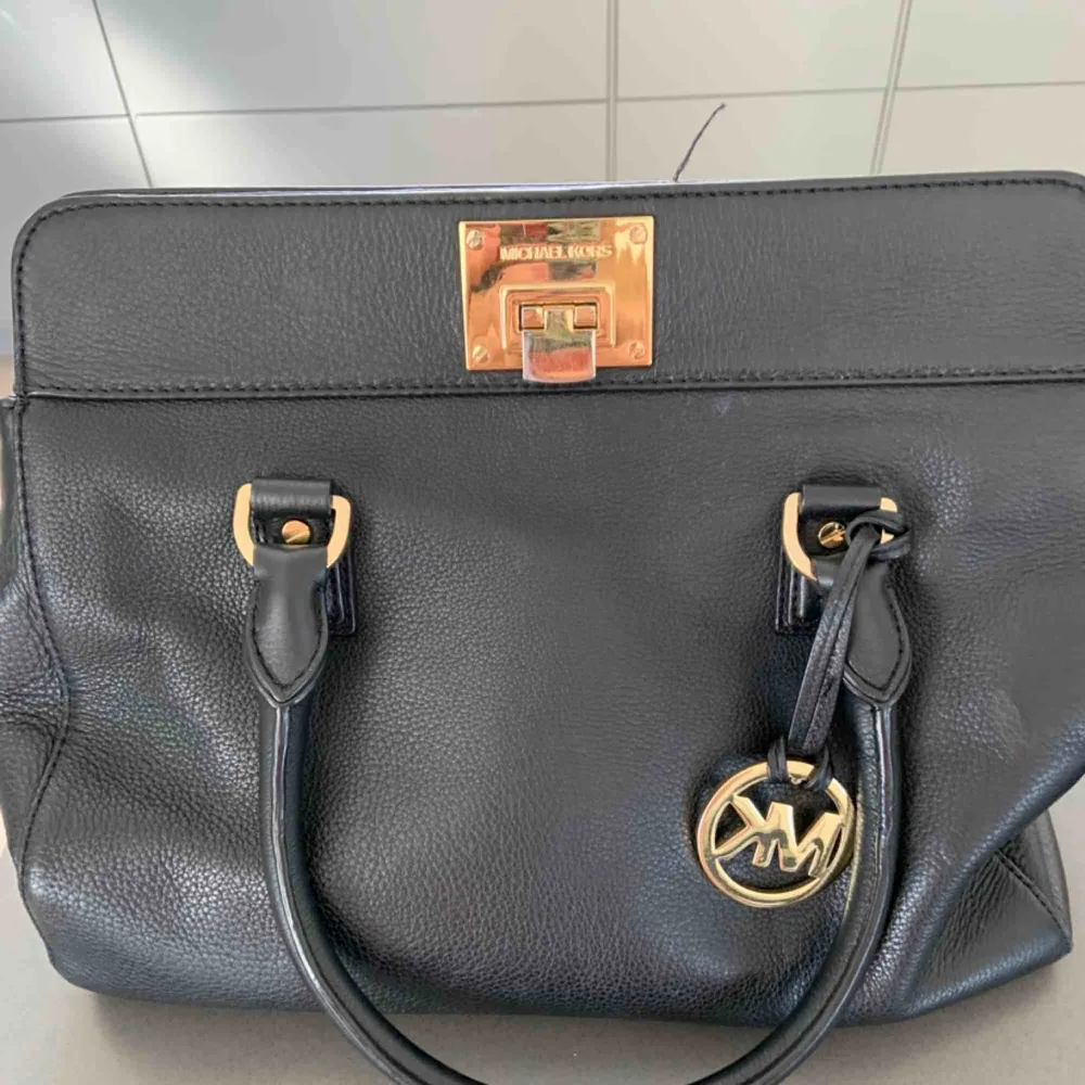 Real MK satchel PLUS matching wallet OBS! Can also be purchased individually! Brand: Michael Kors Colour: Black  Purchased 2 years ago.  Bag has several inside pockets + a long strap that can be added. Wallet has room for 14 credit cards, coins and bills.. Väskor.