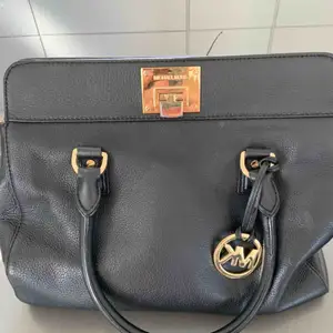 Real MK satchel PLUS matching wallet OBS! Can also be purchased individually! Brand: Michael Kors Colour: Black  Purchased 2 years ago.  Bag has several inside pockets + a long strap that can be added. Wallet has room for 14 credit cards, coins and bills.