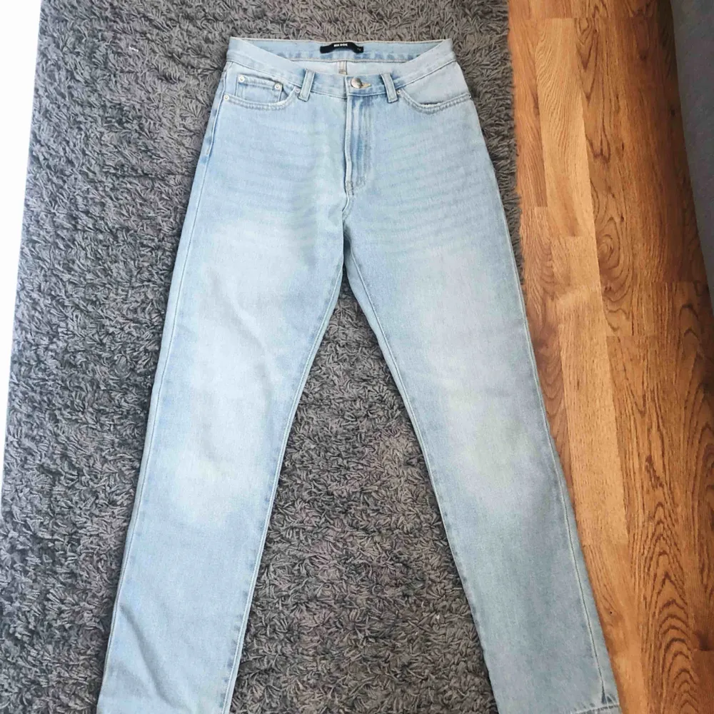 Svin snygga Mom Jeans från Bik Bok som tyvärr är för små för mig därför jag säljer de. Kontakta mig om du är intresserad så kan jag berätta mer detaljerat. Köpare står för frakten. Jeans & Byxor.
