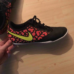  - Inomhusskor men går att använda ute om man vill! Fint skick och inte nertrampade Märke är nike Storleken är 40,5 enligt skorna men de passar på mig med 39-40