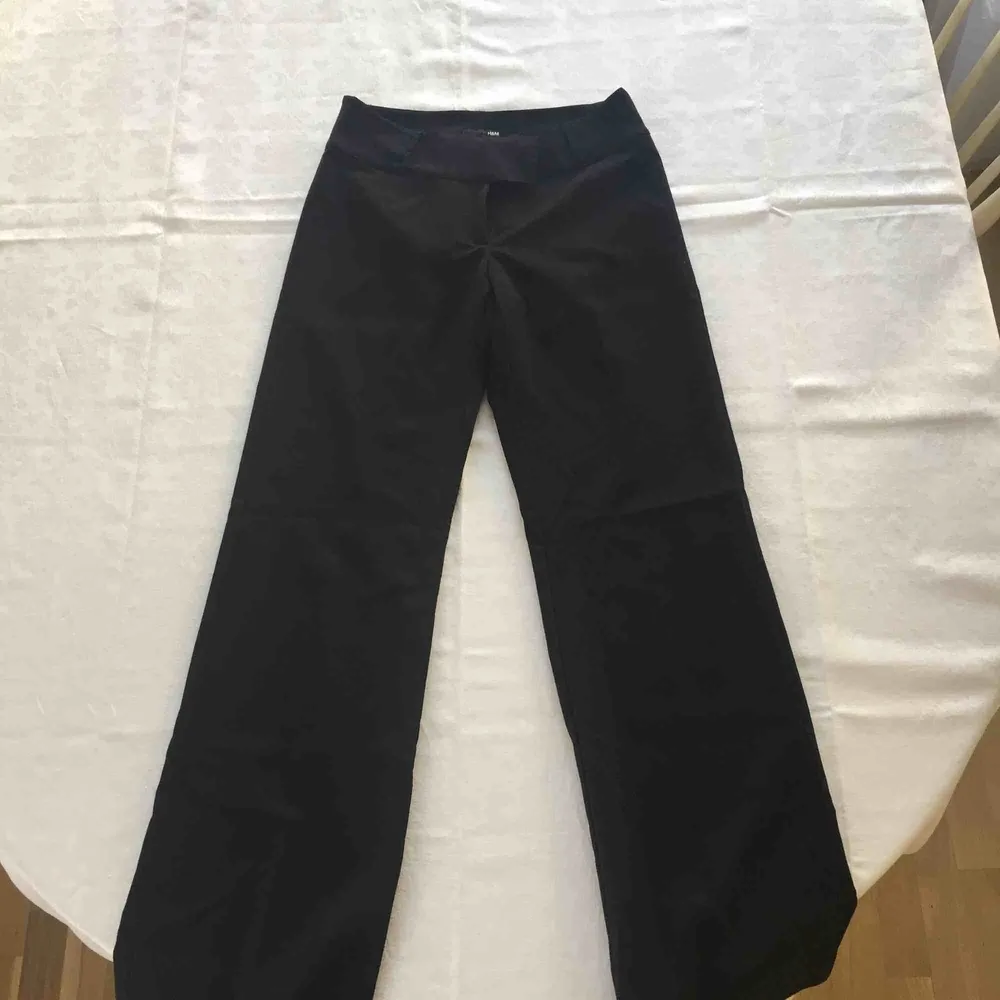 Svarta eleganta kavaj/kostym byxor från HM. Använda ett fåtal gånger så i nyskick.. Jeans & Byxor.