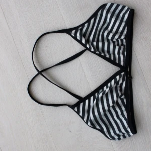 Snygg topp från AA! Är lite urtvättad men använd sparsamt.  - Snygg topp från AA! Är lite urtvättad men använd sparsamt. 