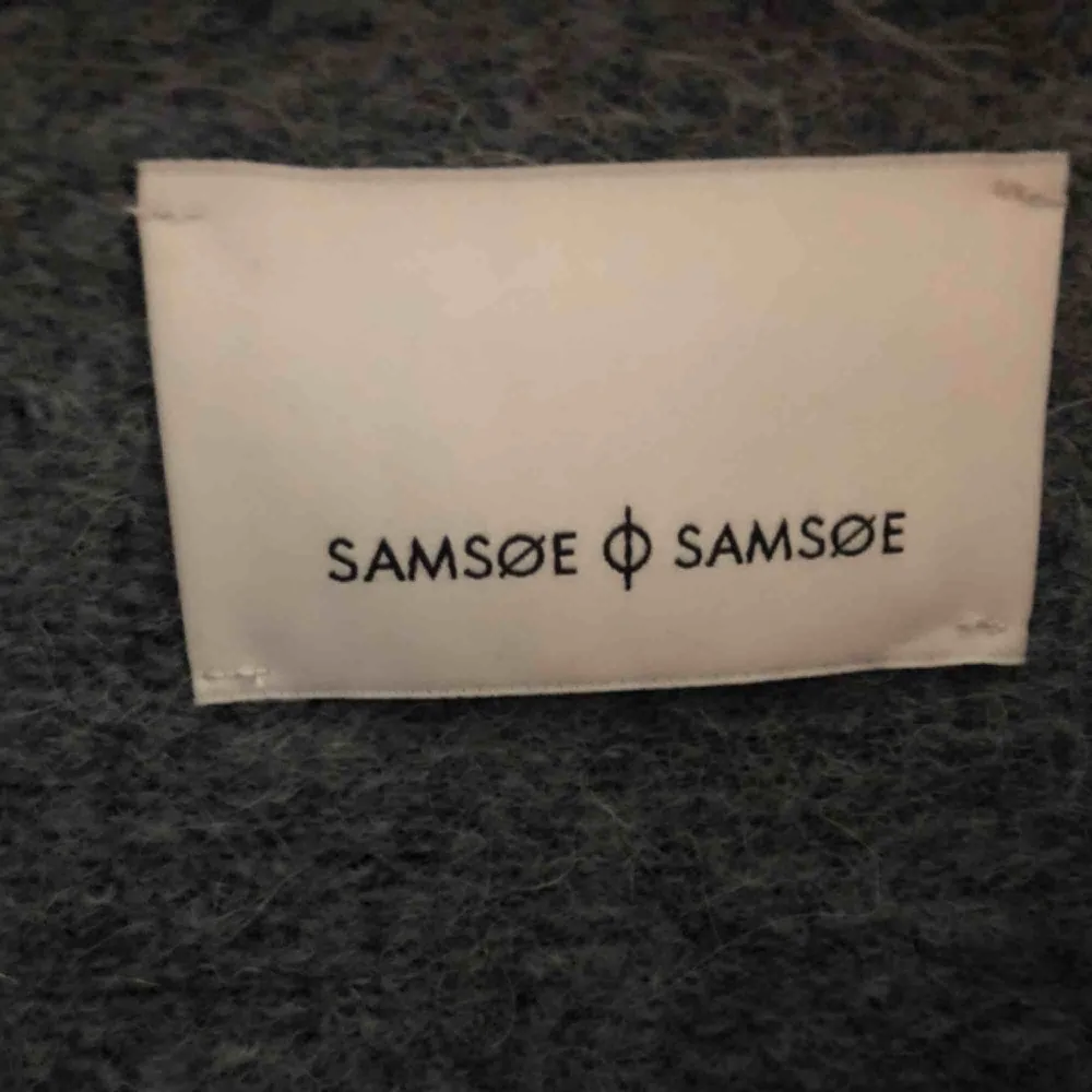 Jättefin stickad tröja från Samsoe Samsoe, helt ny! Färgen är grå/duvblå. Köparen står för frakt! 💓. Stickat.