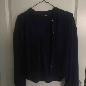  - Tunna vårjacka i mörkblå. Lite ljusare än bilden. Väldigt luftig och härligt material 