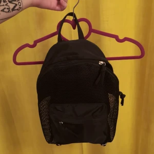  - Liten söt nät-ryggsäck passar perfekt nu till våren. Frakt blir 35kr 