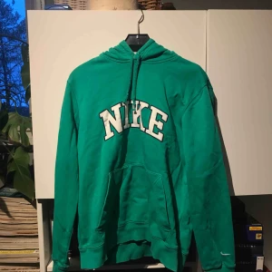  - Grön NIKE hoodie i gott skick! Storlek M  Frakt ingår inte!