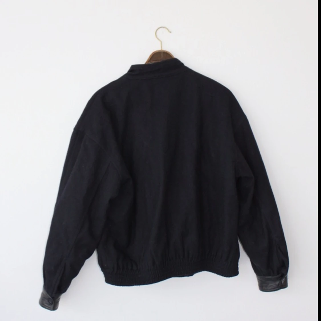 Marinblå bomberjacka i ull. Har snygga skin detaljer! Köpt 2hand passar alla stl!  - 1398174083