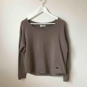 Tröja - En jättefin mullvadsfärgad tröja i nyskick. Använd 2 gånger. Nypris 499kr.  Köparen står för fraktkostnad enligt postens portotabell.