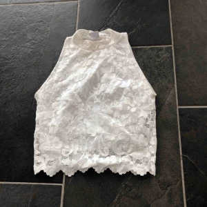 - Superfin sommartopp från Ginatricot! Aldrig använd, endast provad. Toppen är helt i spets men har ett tunt tyg under, den är hög i halsen. 50 kr + frakt 💛