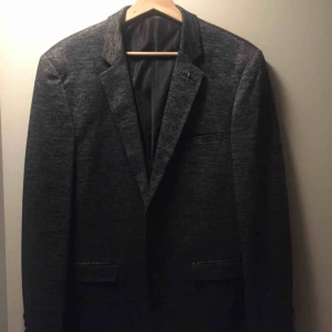  - Kavaj köpt på SAM för ca 1 år sedan. Tyvärr så har den aldrig blivit använd ännu. Köpt för ca 800 kr.