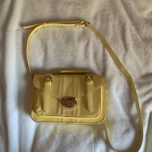  - Jättefin gul väska med rosédetaljer, inköpt i London  Har några små märken men inget som märks och ger istället väskan en fin vintagelook, spännet framtill är lite bortskavt Möts i Malmö, kan fraktas om köparen står för frakten