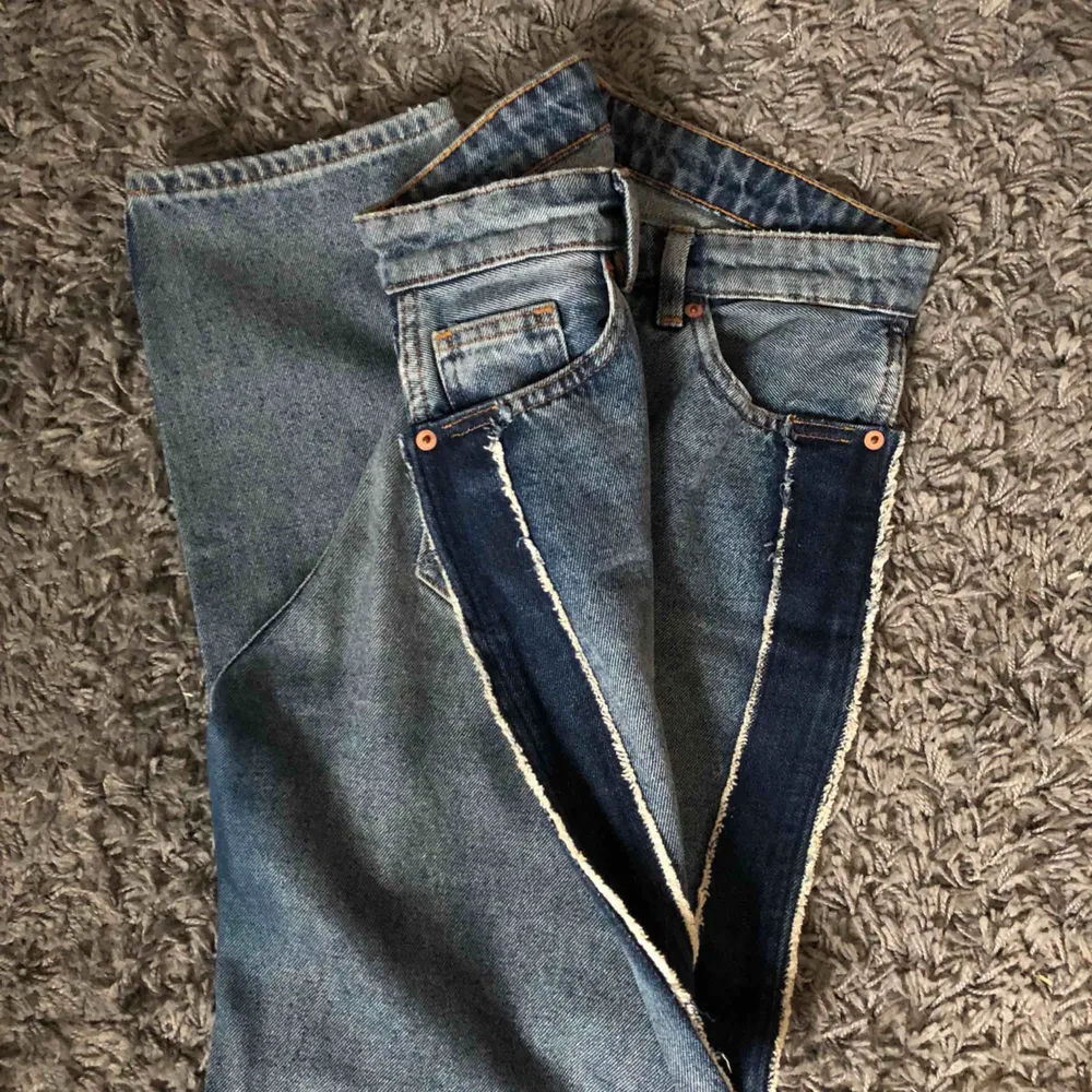 As snygga mom jeans från Monki! Tyvärr är de försmå därav varför jag säljer dem. Priset är inklusive frakt (79 kr). Tar endast swish!. Jeans & Byxor.