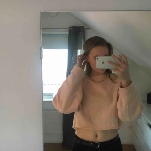  - Rosa croppad sweatshirt från zara. Liiiiite mer rosa i verkligheten. Storlek S. Fint skick. Frakt tillkommer 💞💞