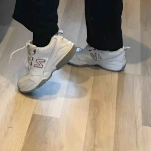  - Snygga vita skor från New Balance i nyskick - använda 3 gånger max. Möts upp i slussen eller så står köpare för frakt.
