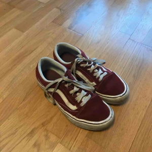  - Ett par röda old skool. Ganska slitna men fungerar. Har ett hål i sulan. Kan mötas upp i Gävle eller frakta ❤️