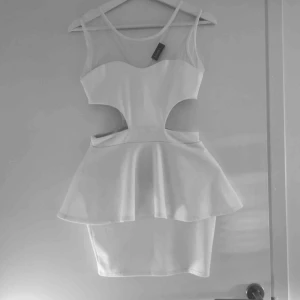  - Super snygg vit klänning. Passar både S och XS. Knappt använd. Har du några frågor eller vill ha fler bilder är det basa att skriva till mig 😊 Frakt betalar köparen.