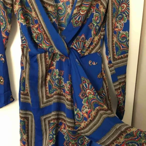  - Finaste klänningen med urringning och slits!! Aldrig oanvänd då den inte riktigt passar mig. 