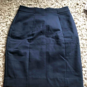  - Kostym kjolar från hm sitter som en smäck 🤩 båda kjolarna för 150kr kan diskuteras  