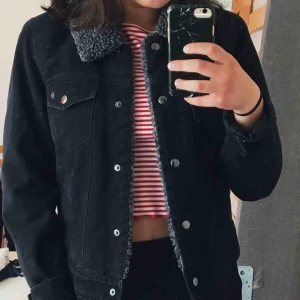  - Mysig fodrad jeansjacka från only. Säljer då jag inte använder den så ofta :/  Jackan är fodrad överallt förutom armarna och det finns inga fickor vid sidan av jackan, endast vid bröstkorgen. 
