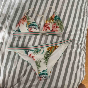 - Bikini from H&M with floral motifs and it’s absolutely not see through 