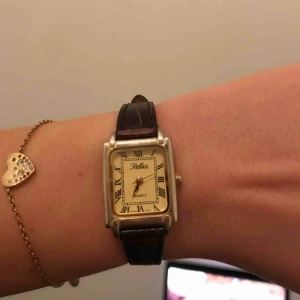  - Snygg klocka för bra pris! Tyvärr funkar inte uret men jag använder den mest för att är fin och inte för att kolla klockan 👌🏼 frakt ingår!