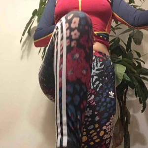  - Ett par adidas tränings tights som sitter skönt på till gym träning och löpning! Tycker om att ha dem under en stor hoodie och passar till mycket🌿 Köparen står för frakt och jag har swish😊🌸