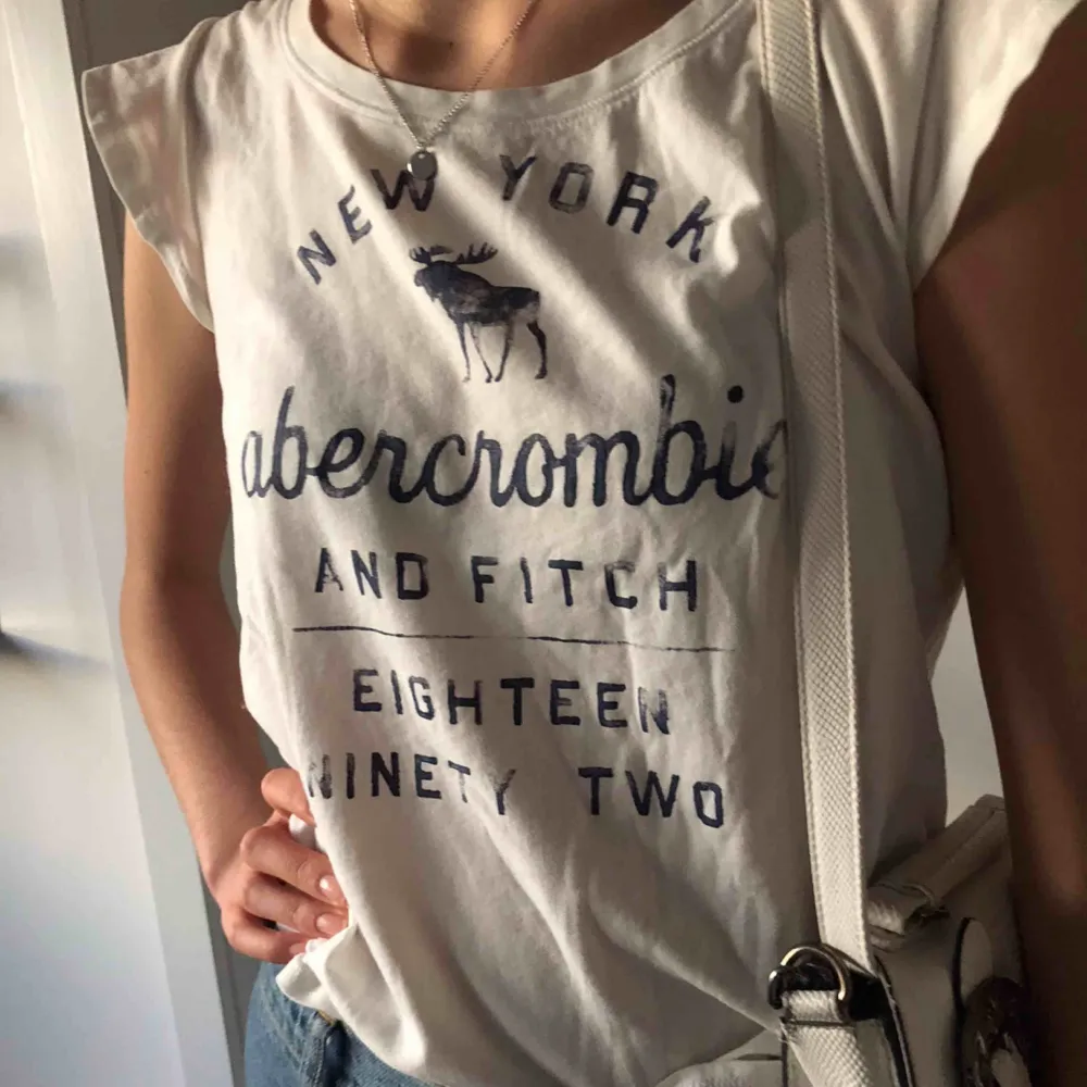 Vi säljer denna snygga abercrombie-tröjan men blått tryck, som är i storlek L (kids) men passar dig som har storlek xs/s. Den är i mycket bra skick och säljs pga att den inte har kommit till så mycket användning. 🥰. T-shirts.