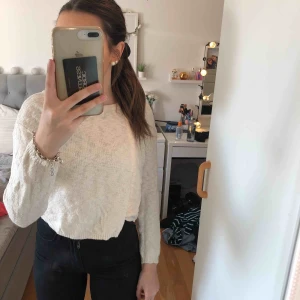  - Fin vit tröja från h&m i storlek S, passar också xs. 50 kr + frakt