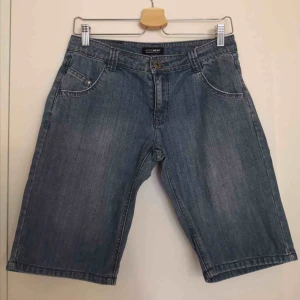  - Korta jeans, right above knees. Lite använda, bra skick