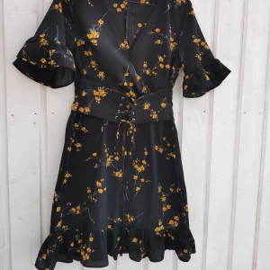 Klänning från PLT - Jättesöt klänning från prettylittlethings. V-ringad och med volanger. Använd bara en gång och tyvärr så passar den inte mig längre. Pm för bild på. 