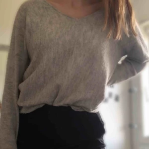  - Grå, mysig, stickad tröja. Lite iberiskes. Köparen står för frakten💞