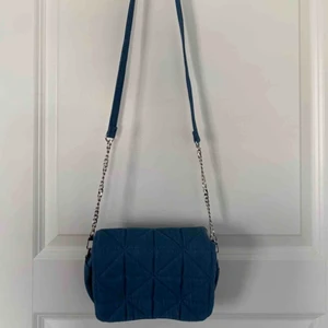  - Jättefin denimväska som tyvärr inte kommer till användning:/ aldrig använd och går att göra längre och kortare! Rymlig väska som även har ett litet fack! Köpare står för frakt! 