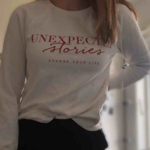  - Vit tröja med rött tryck. Köparen står för frakten💞