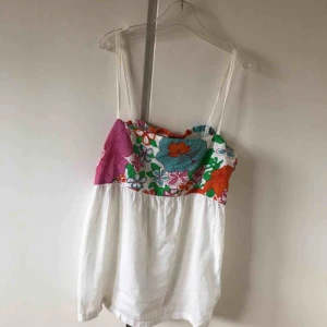  - Säljer ett gulligt linne perfekt till sommaren. Fint skick, sparsamt använt. Frakt står köparen för ✨