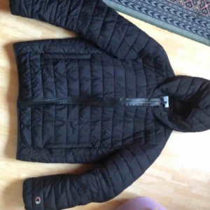  - Champion jacka tvär fräsch 1900kr nypris 799 + frakt