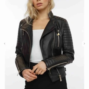  - Skinnjacka från Chiquelle, knappt använd!  Köpt för 700 men säljs nu för 250🌸