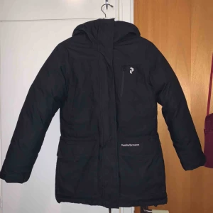 Peak performance  - Peak performance vinterjacka Farg: Svart Storlek XS Använd bara en vinter. Jackan är i jätte bra skick.