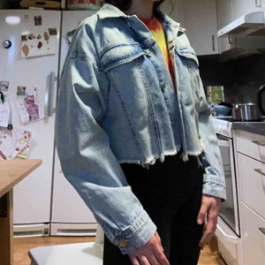  - En superfin croppad och overzisead jeansjacka som är perfekt till vår och sommaren! Orginalpriset är 499 men du får den för 200 med frakt. Jag är xs och använder den så storleksmässigt fungerar den från xxs-M. 