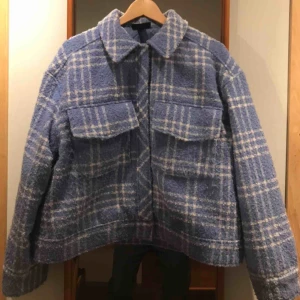  - Fin blå och vitrutig jacka i gott skick! Använd endast ett fåtal gånger. Storlek M, bra passform.