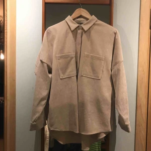  - Fin skjorta i storlek L. Använd ett fåtal gånger och är i bra kvalité. 