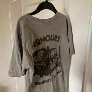  - Oversized T-shirt från NO HOURS. Köpt på DollsKill. Knappt använd. Frakt ingår i priset ❤️