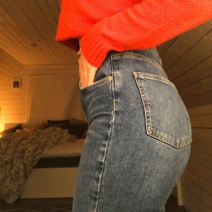  - Super trendiga jeans!! Tyvärr för stora för mig:( kortare i modellen som ni ser på sista bilden. Byxorna är bara använda en gång och är i helt nytt skick. (Tar ej betalt för att mötas upp om det är i Linköping, bara frakt) 