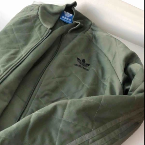  - Adidasjacka, kan användas som kofta 
